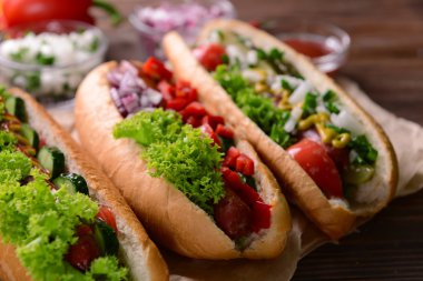 Sosisli sandviç ve craft kağıt closeup sebze