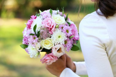 Düğün buketi elinde.