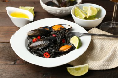 Makarna, midye ve kireç kahverengi ahşap zemin üzerine pişmiş