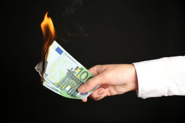 Kadın yanan Euro banknot