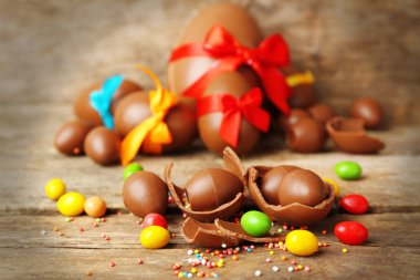 Ahşap arka planda çikolatalı Paskalya yumurtaları