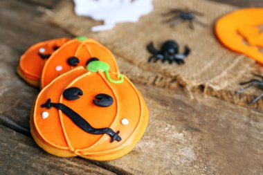 Ahşap masa, Cadılar Bayramı partisi için yaratıcı çerezleri kapatmak