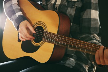 Gitar oynamaya görünümü kadar kapatın