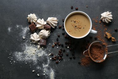 fincan kahve ve tatlılar