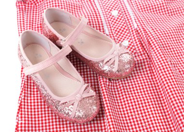 Parlak pembe Ayakkabı ve kırmızı kareli gömlek