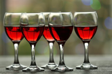 Şarap dışında bir tablo ile şarap bardakları