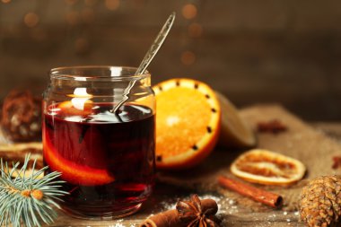 Cam banka dekore edilmiş ahşap masa üzerinde mulled şarap