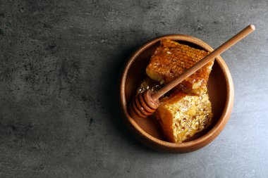 Peteğin gri arka plan üzerinde plaka üzerinde