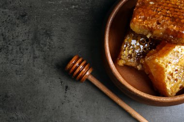 Peteğin gri arka plan üzerinde plaka üzerinde