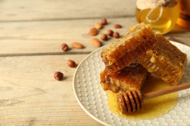 Peteğin ahşap arka plan üzerinde plaka üzerinde