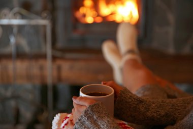 Şömine oturan kadın