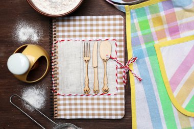 Tarif kitabı ahşap zemin üzerine dekore edilmiştir