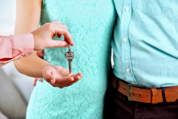 Fastighetsmäklare som ger nycklar — Stockfoto