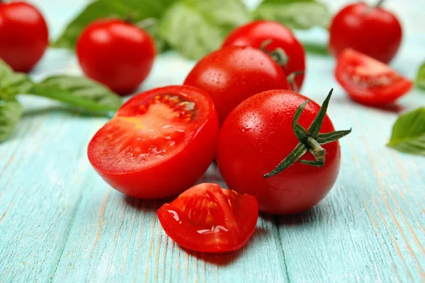 Taze domates fesleğen ahşap tablo ile yakın çekim — Stok fotoğraf
