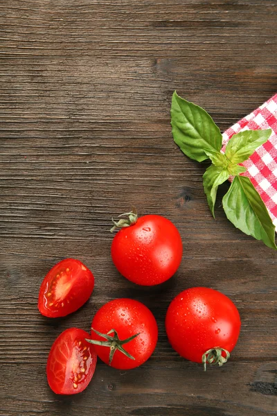 Tomates fraîches au basilic sur table en bois close up — Photo