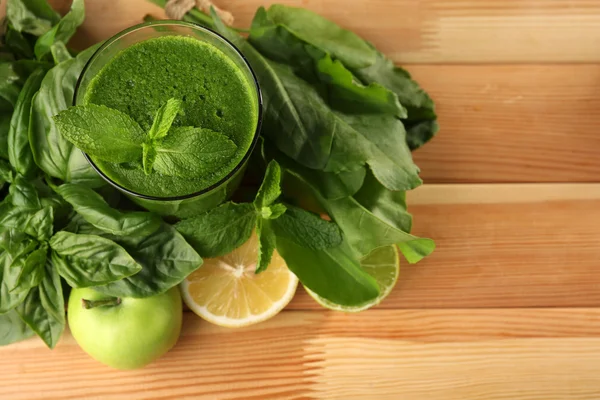 Jugo verde saludable con frutas y hierbas en la mesa de madera de cerca —  Fotos de Stock