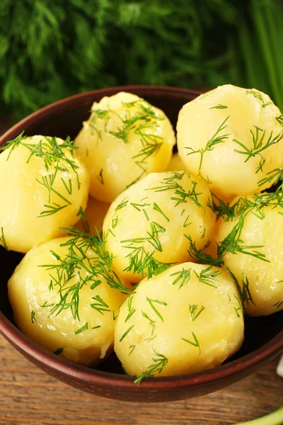 Pommes de terre bouillies avec des légumes verts dans un bol sur la table fermer — Photo