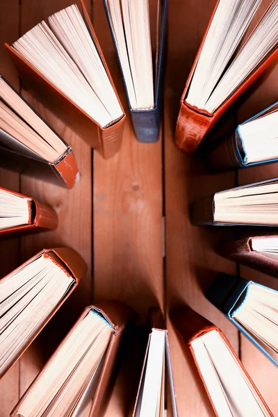 Coração de livros, em fundo de madeira — Fotografia de Stock