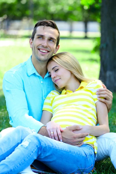 Junge schwangere Frau mit Ehemann — Stockfoto