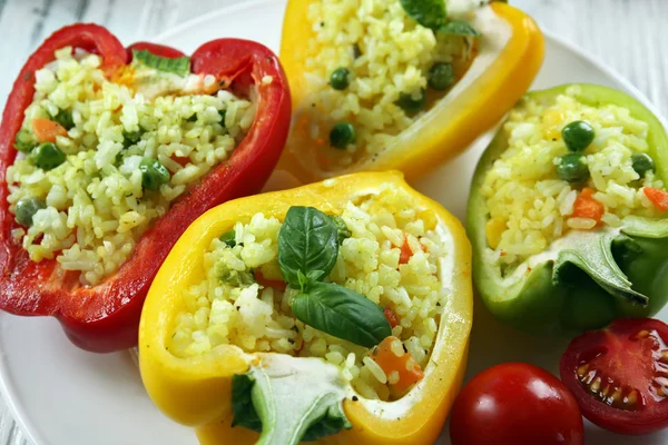 Gevulde paprika's met groenten op tafel close-up — Stockfoto