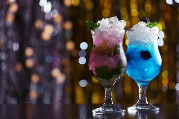 Bicchieri di cocktail con ghiaccio — Foto Stock