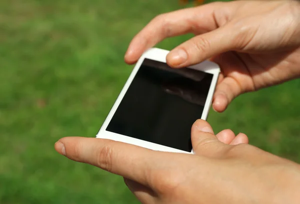 Mani che tengono lo smartphone — Foto Stock