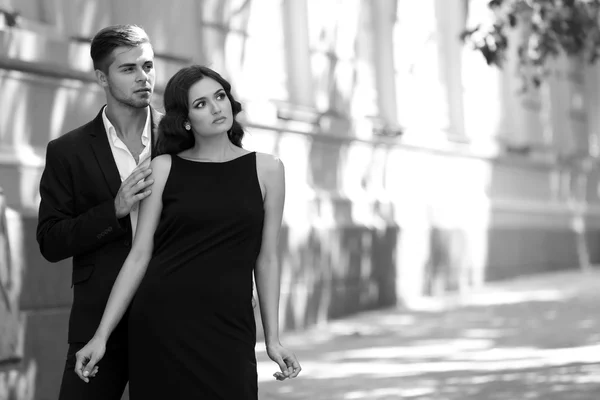 Couple marchant dans la rue — Photo