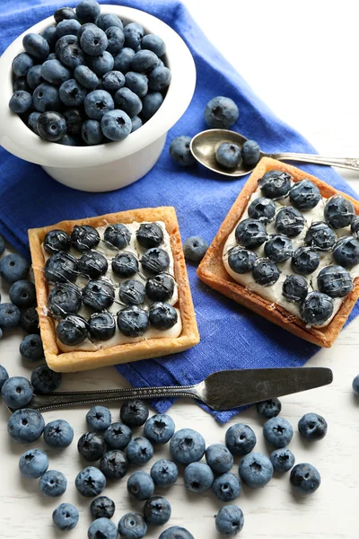 Gourmet färska blåbär tårtor på bord — Stockfoto