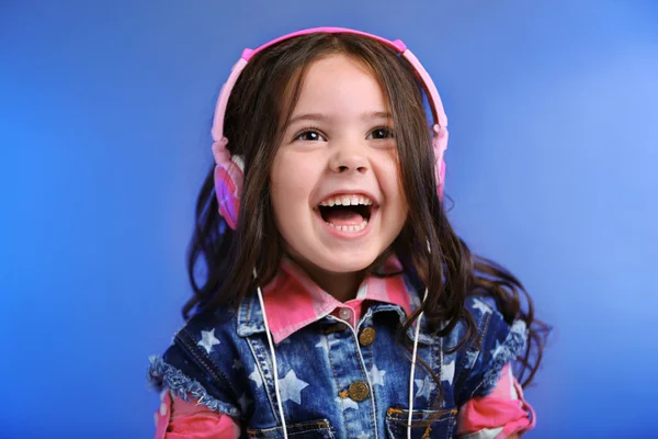 Little girl ilisten music with headphones — Stock Photo, Image