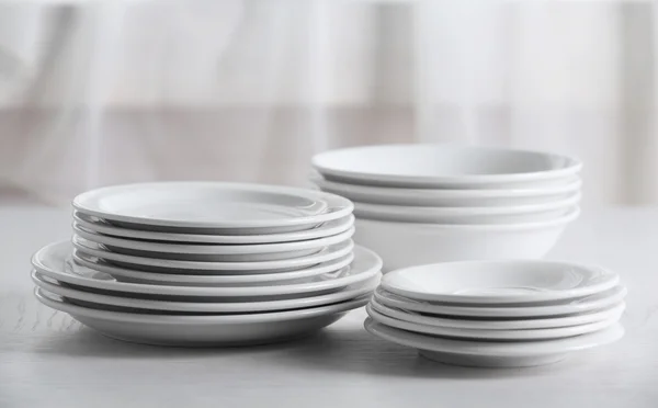 Набор тарелок на столе — стоковое фото