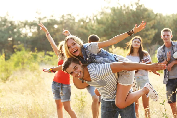 Vrolijke Vrienden Ontspannen Een Meisje Guy Terug Het Bos Buitenleven — Stockfoto