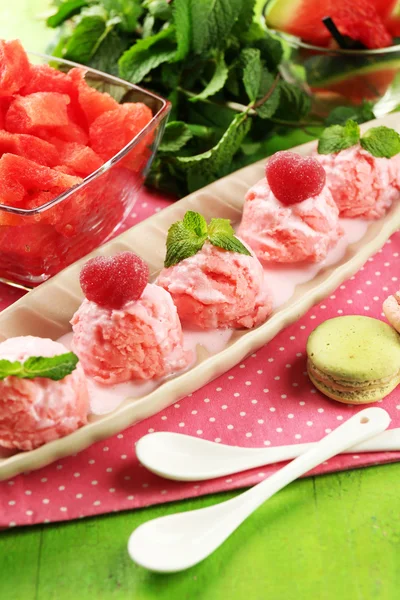 Meloun zmrzlina v misce na barevné dřevěné pozadí — Stock fotografie