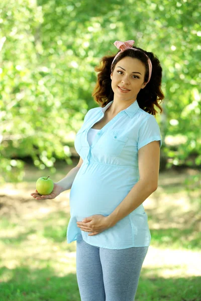 Gelukkige zwangere vrouw — Stockfoto