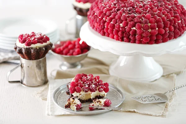 Zoete cake met frambozen op lichte achtergrond — Stockfoto