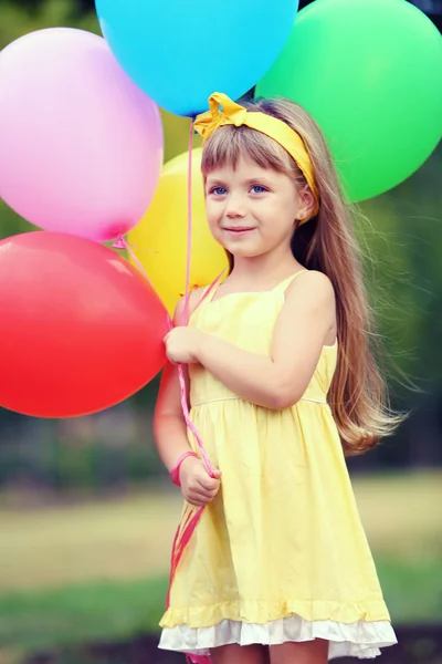 Meisje met ballonnen — Stockfoto