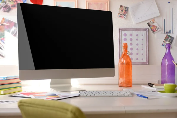 Moderne werkplek met computer — Stockfoto