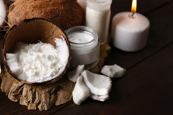 Productos de coco spa sobre fondo de madera oscura — Foto de Stock