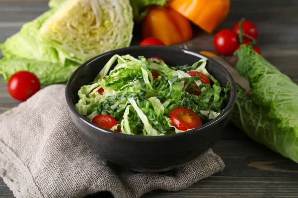 Ahşap masa üzerinde kasede servis Savoy lahana ve domates salatası — Stok fotoğraf