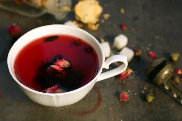 Чашка розового чая с сахаром на деревянном столе — стоковое фото