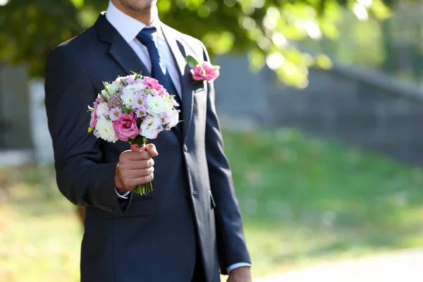 Brudgummen med bröllop bukett — Stockfoto