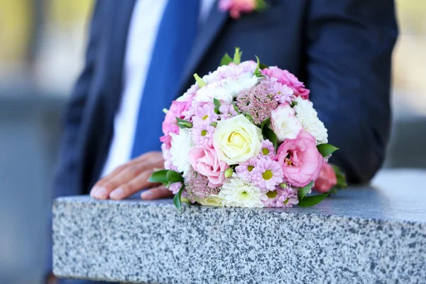 Novio celebración de la boda ramo — Foto de Stock