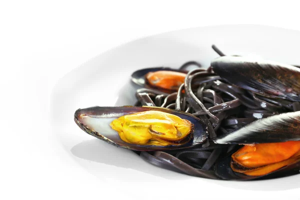 A plate of pasta and mussel, isolated on white — Stock Photo, Image