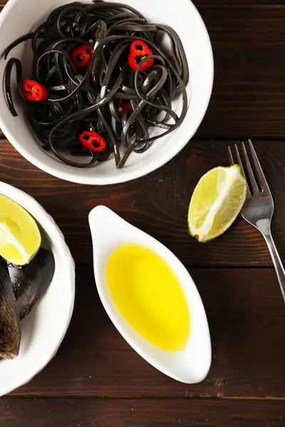 Cooked pasta, mussel and lime on the table, close-up — Stock Photo, Image