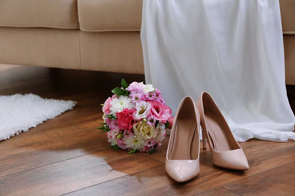 Свадебный букет, платье подружки невесты — стоковое фото