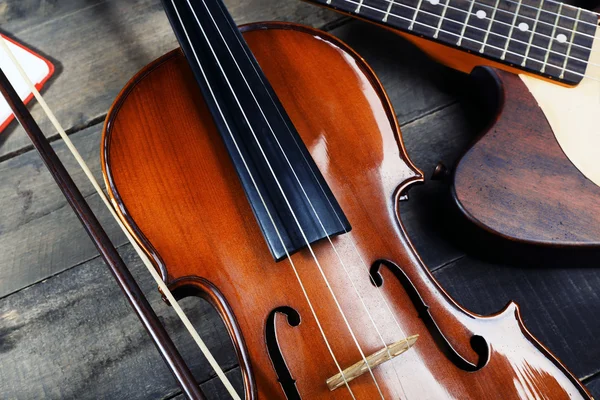 E-Gitarre und Geige — Stockfoto