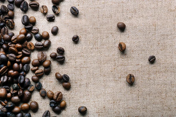 Grãos de café torrados no tecido de linho — Fotografia de Stock