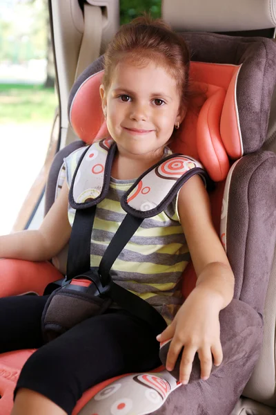 Маленька дівчинка в машині — стокове фото