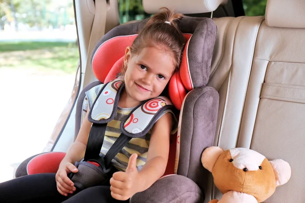 Adorável menina no carro — Fotografia de Stock