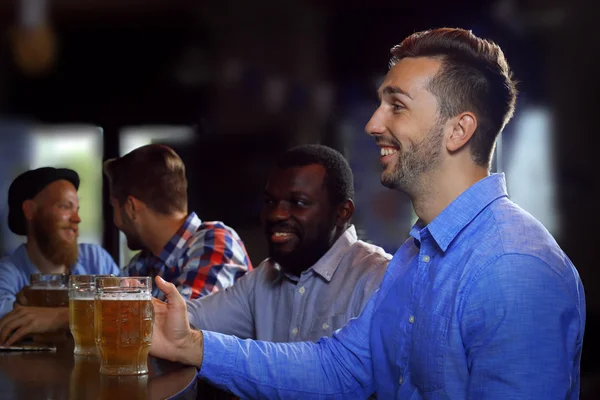 Hombres bebiendo cerveza — Foto de Stock