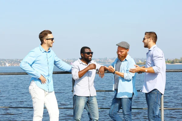 Hommes relaxants au bord de la rivière — Photo